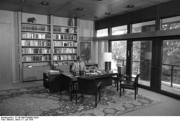 Helmut Schmidt in seinem Arbeitszimmer im neuen Bundeskanzleramt (7. Juli 1976)